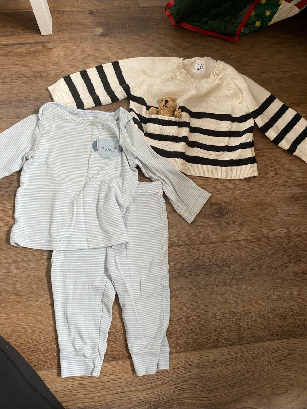Lot of baby clothes 6 to 12 months
